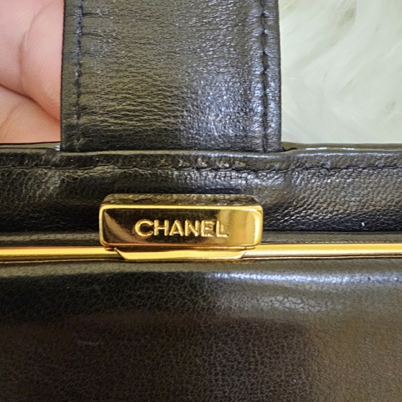 🎉🎉HOST PICK🎉🎉CHANEL CC Logo Patent Leather Long Bifold Wallet Black - Picture 9 of 15